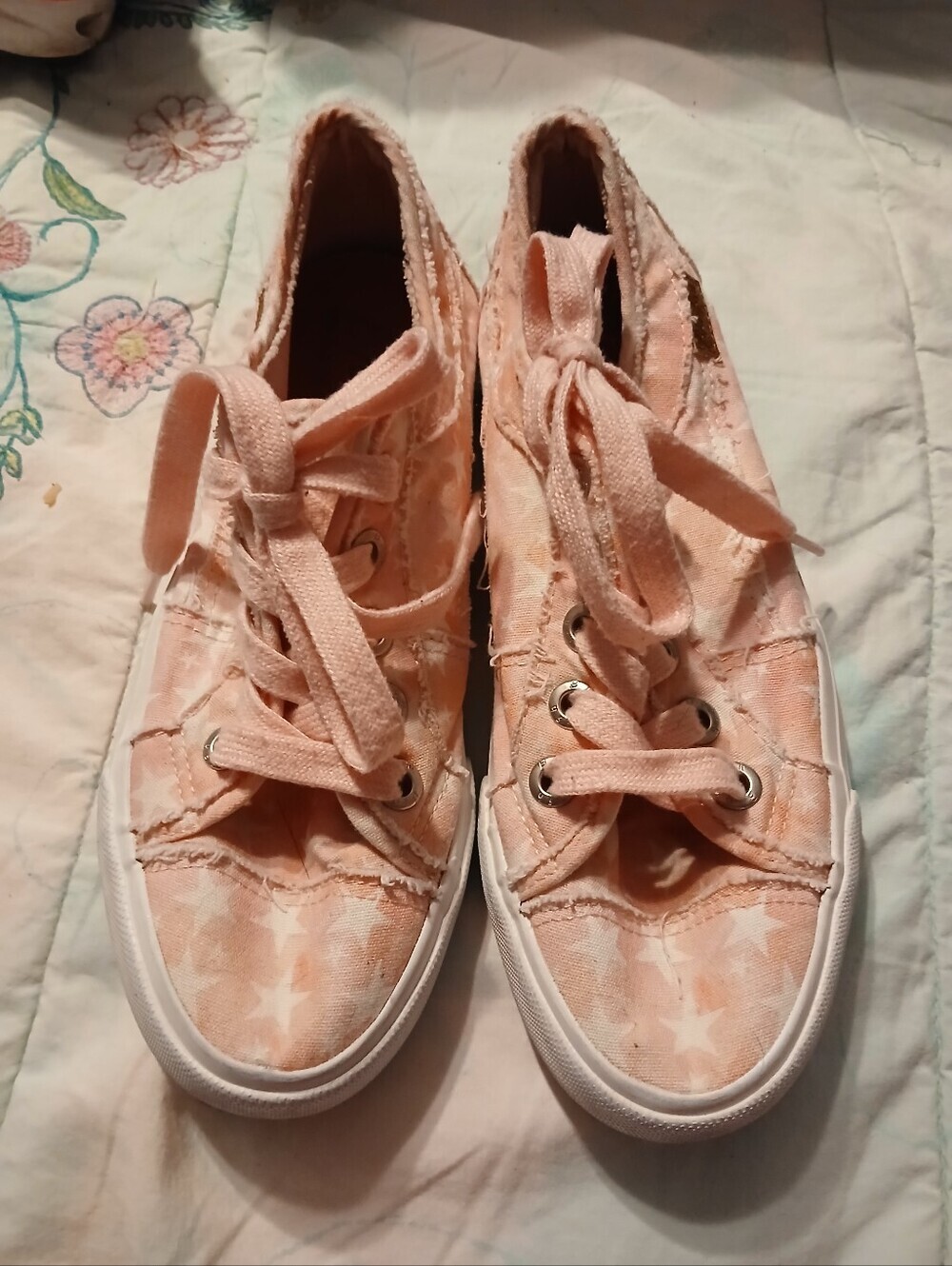 Blowfish Big Girls Size 4 Pink And White Sneakers. Size 5